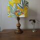Lampe à poser bois tourné ancien | imprimé ocre végétal & botanique 