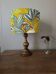 Lampe à poser bois tourné ancien | imprimé ocre végétal & botanique 