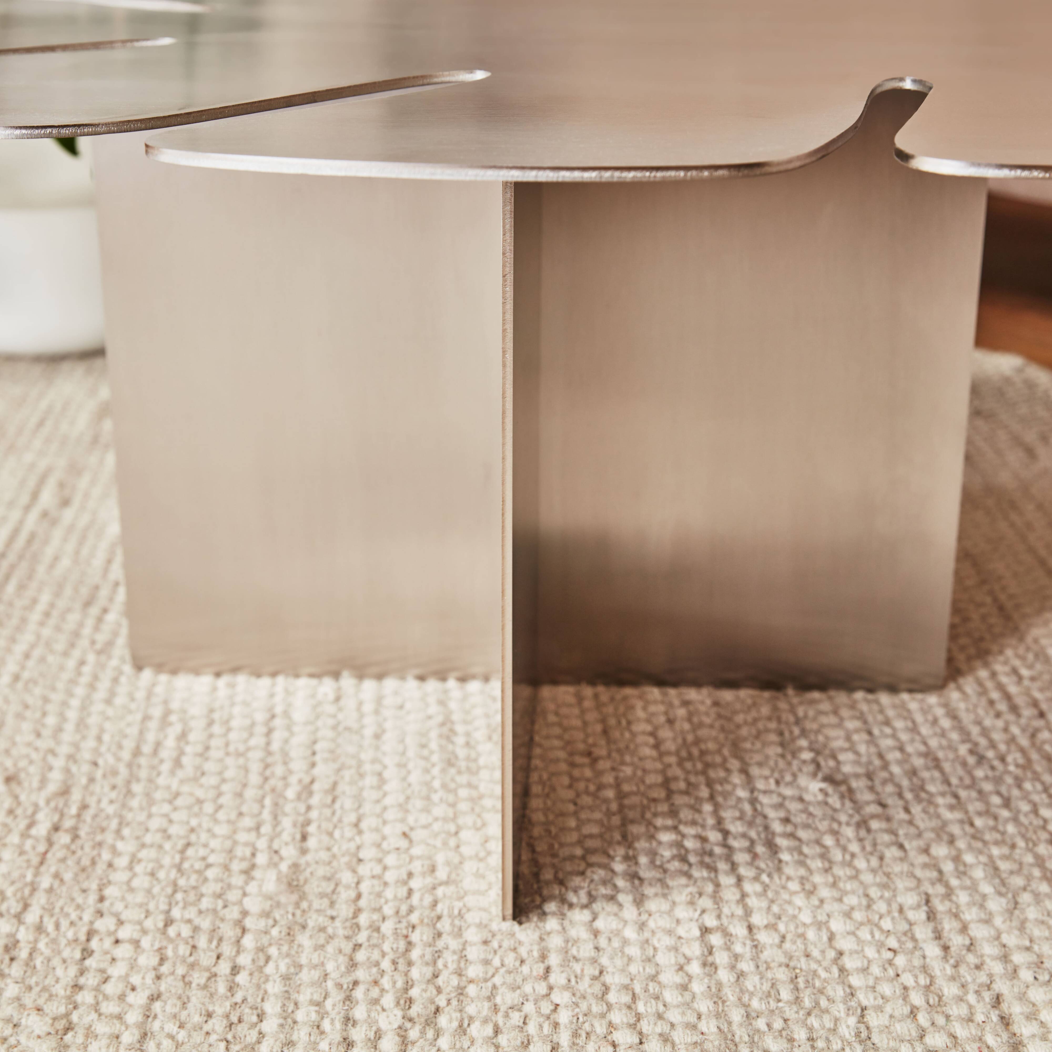Table basse feuille Monstera – Acier inox brossé – Design sculptural