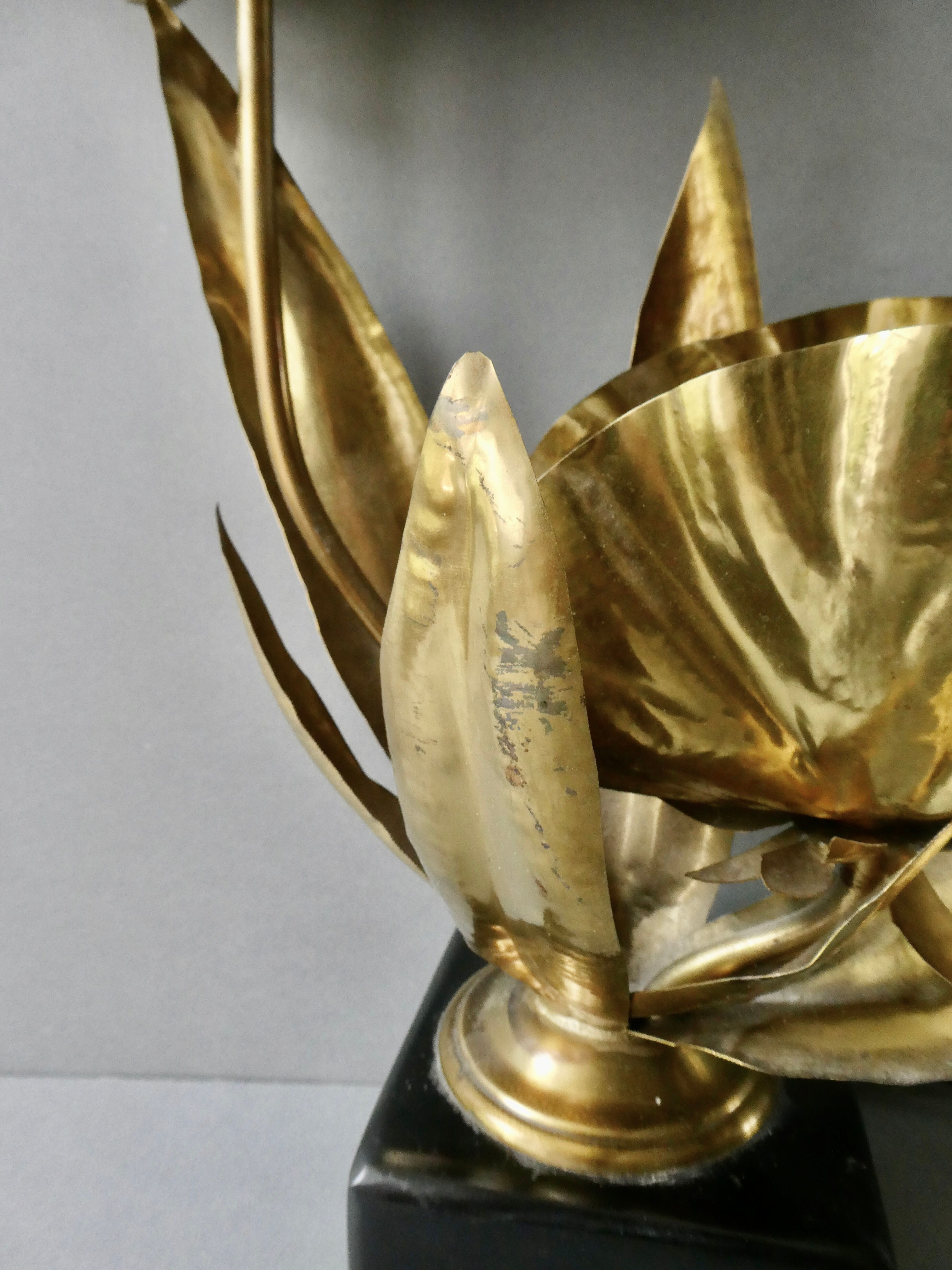 Golden metal flower lamp