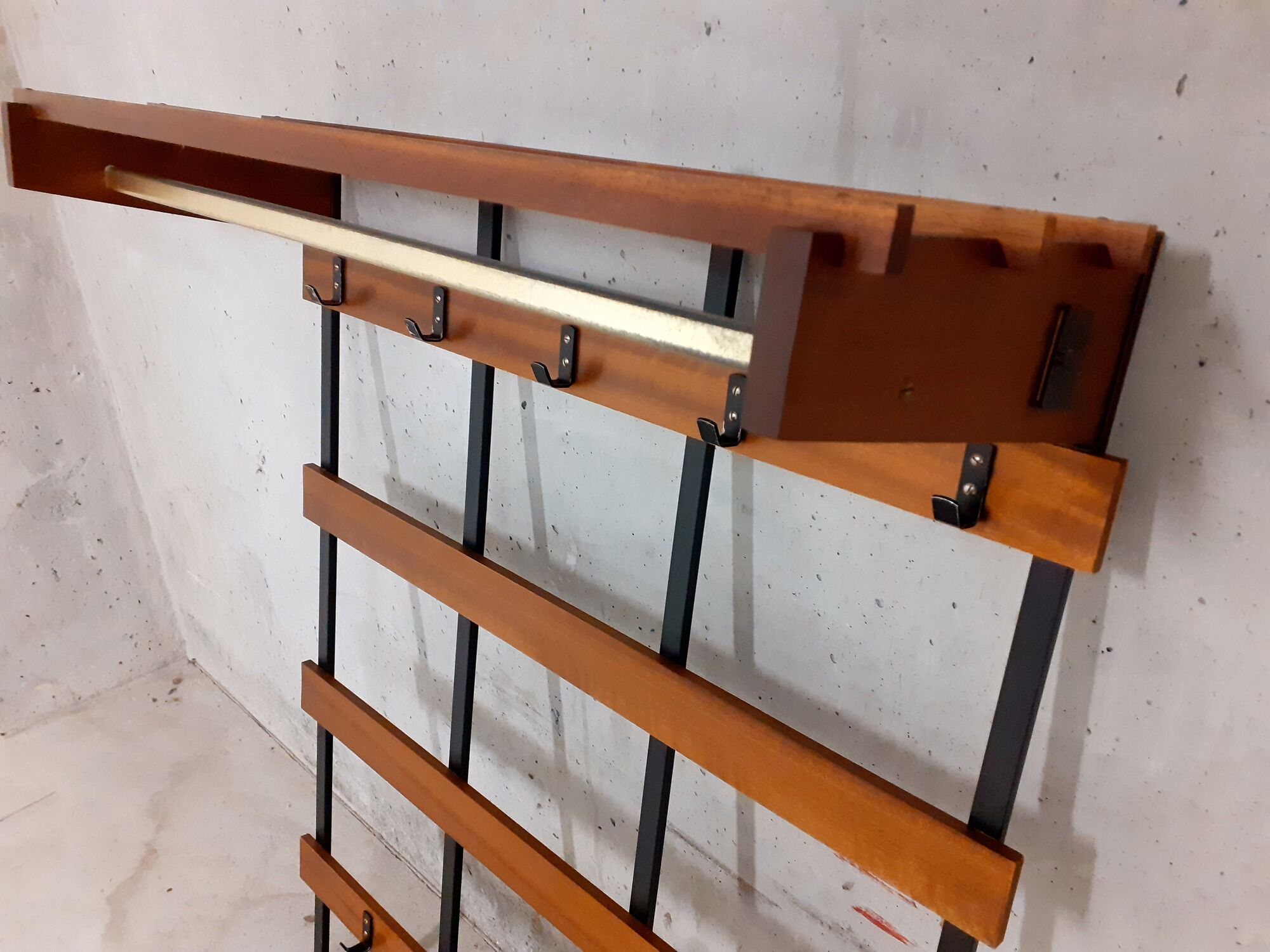 Wall coat rack in teak and vintage black metal
