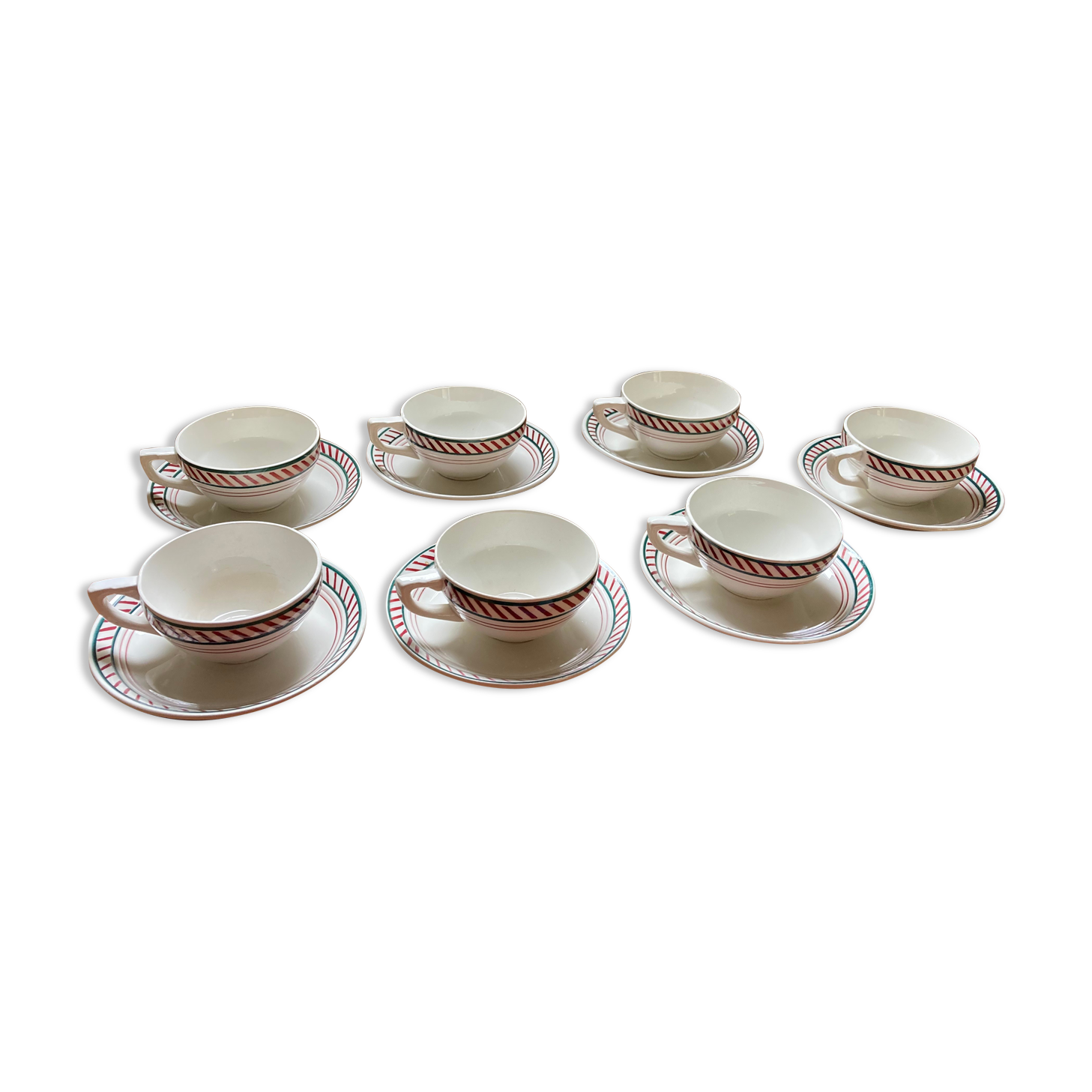7 tasses Saint Amand vert et rouge modèle Céranord style basque en porcelaine idéal café ou thé