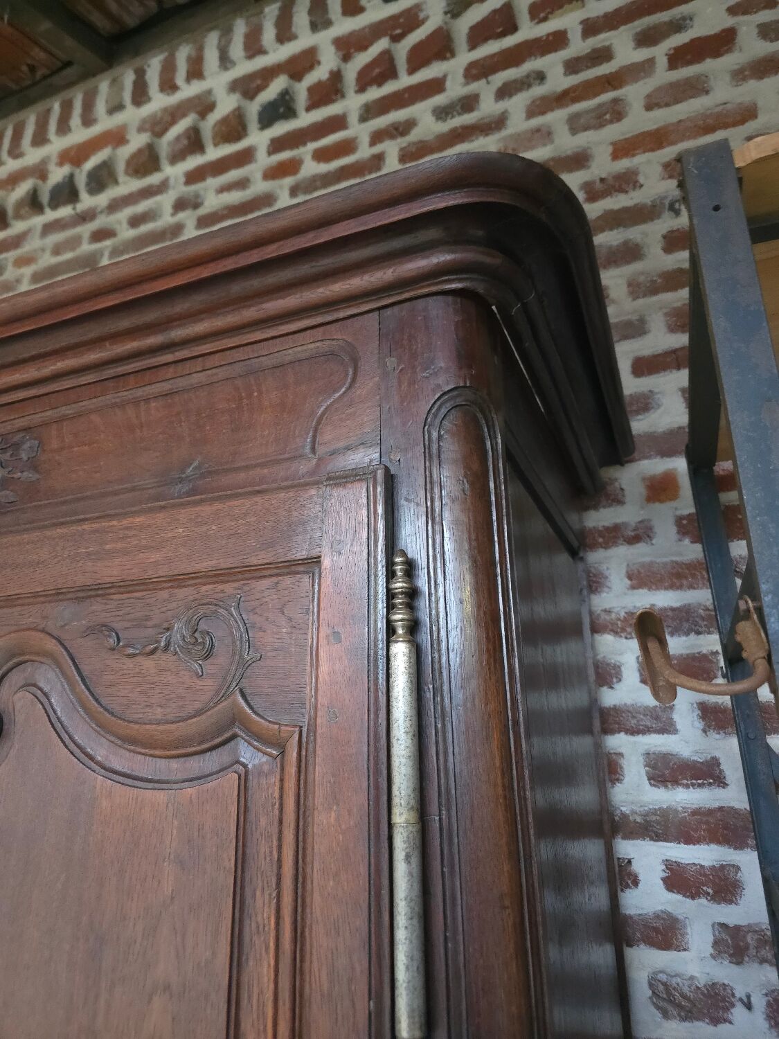 Moulded oak wardrobe from the 18th century.