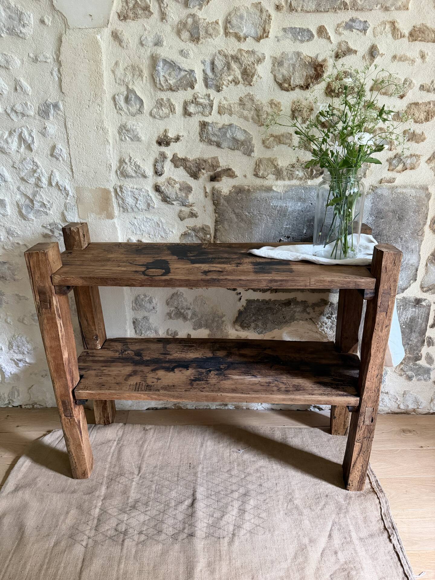 Étagère sur pieds en bois brut, art populaire