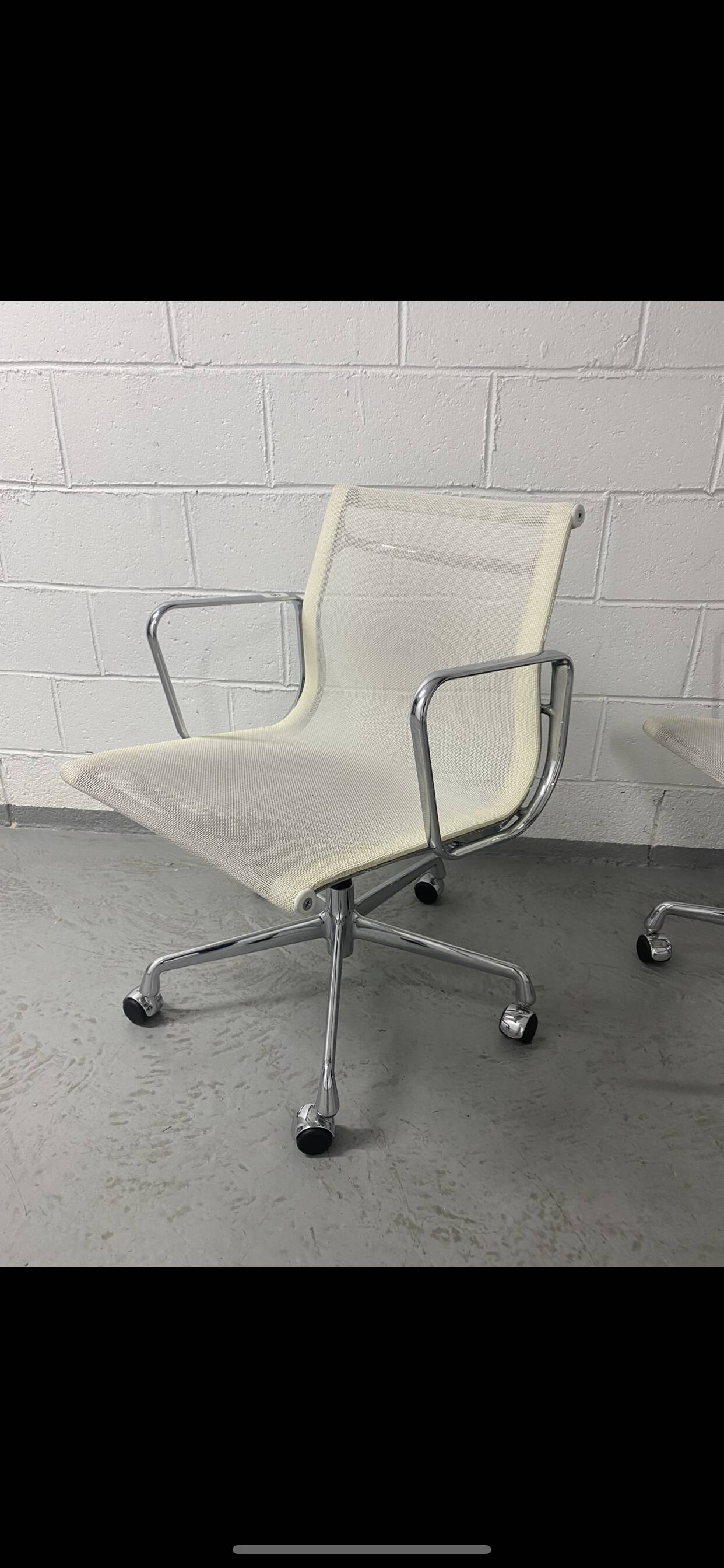 Eames EA armchair on base 5 branches and castors editions Vitra