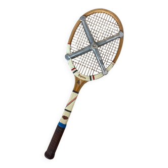 Tennis racket with maxima rachette tensioner