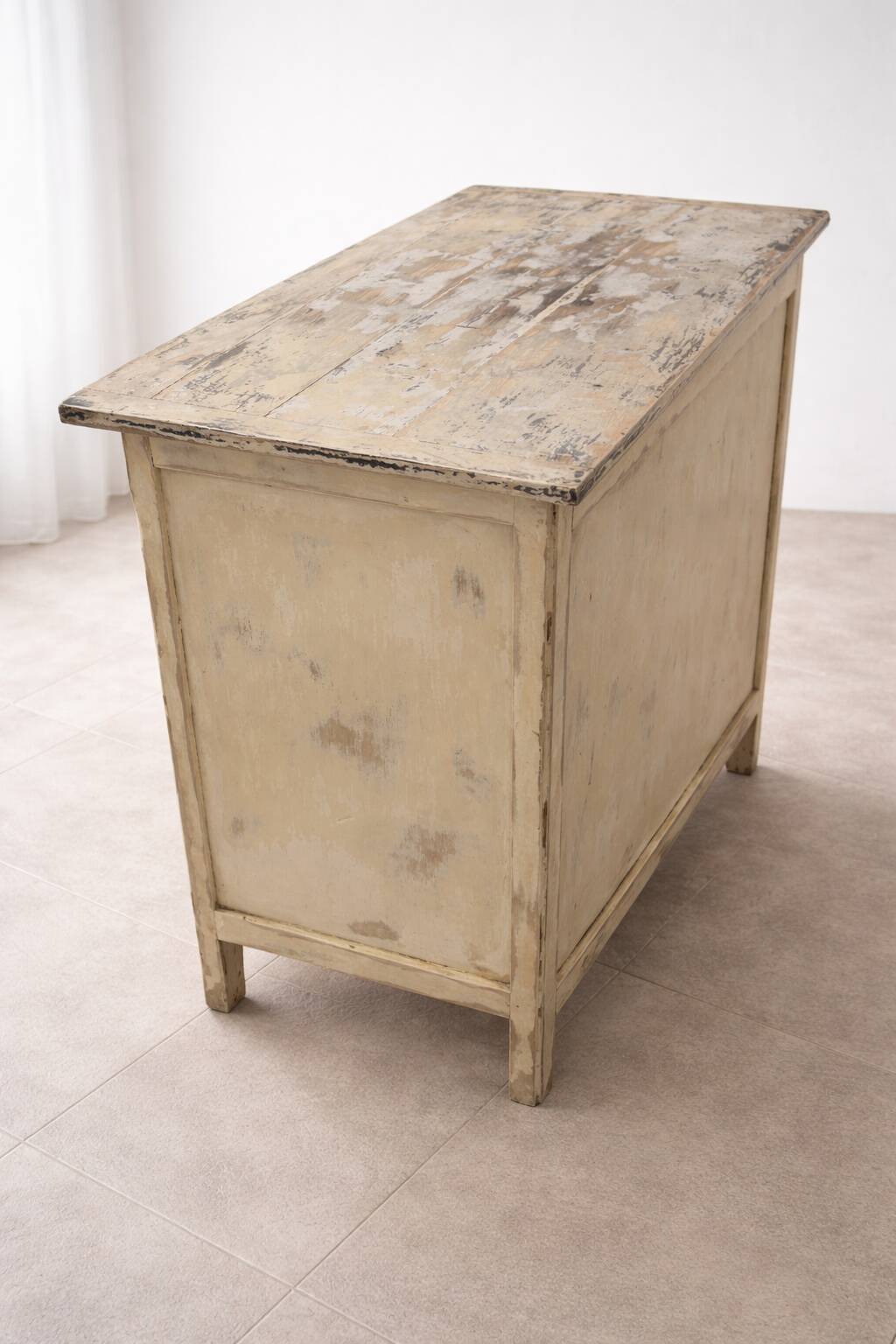 Buffet bas ancien en bois patiné