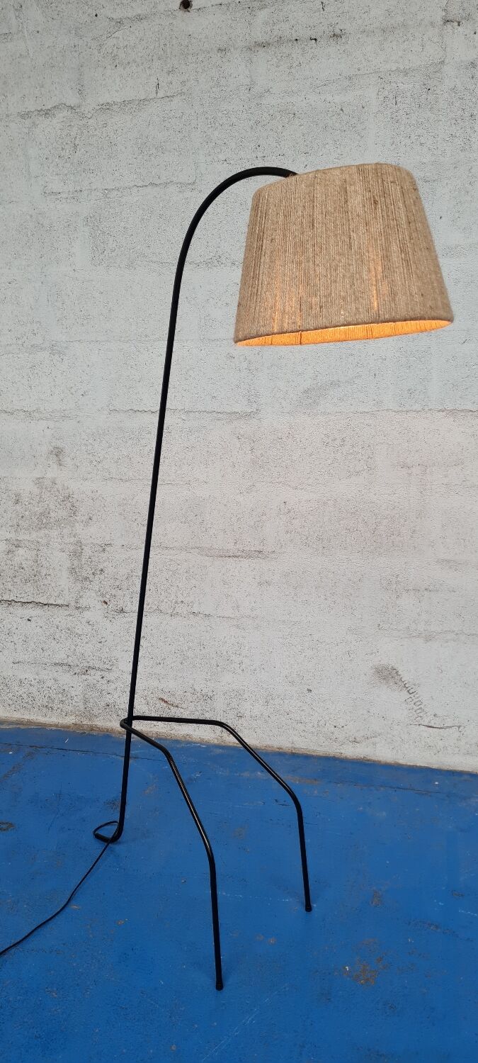 Tripod floor lamp