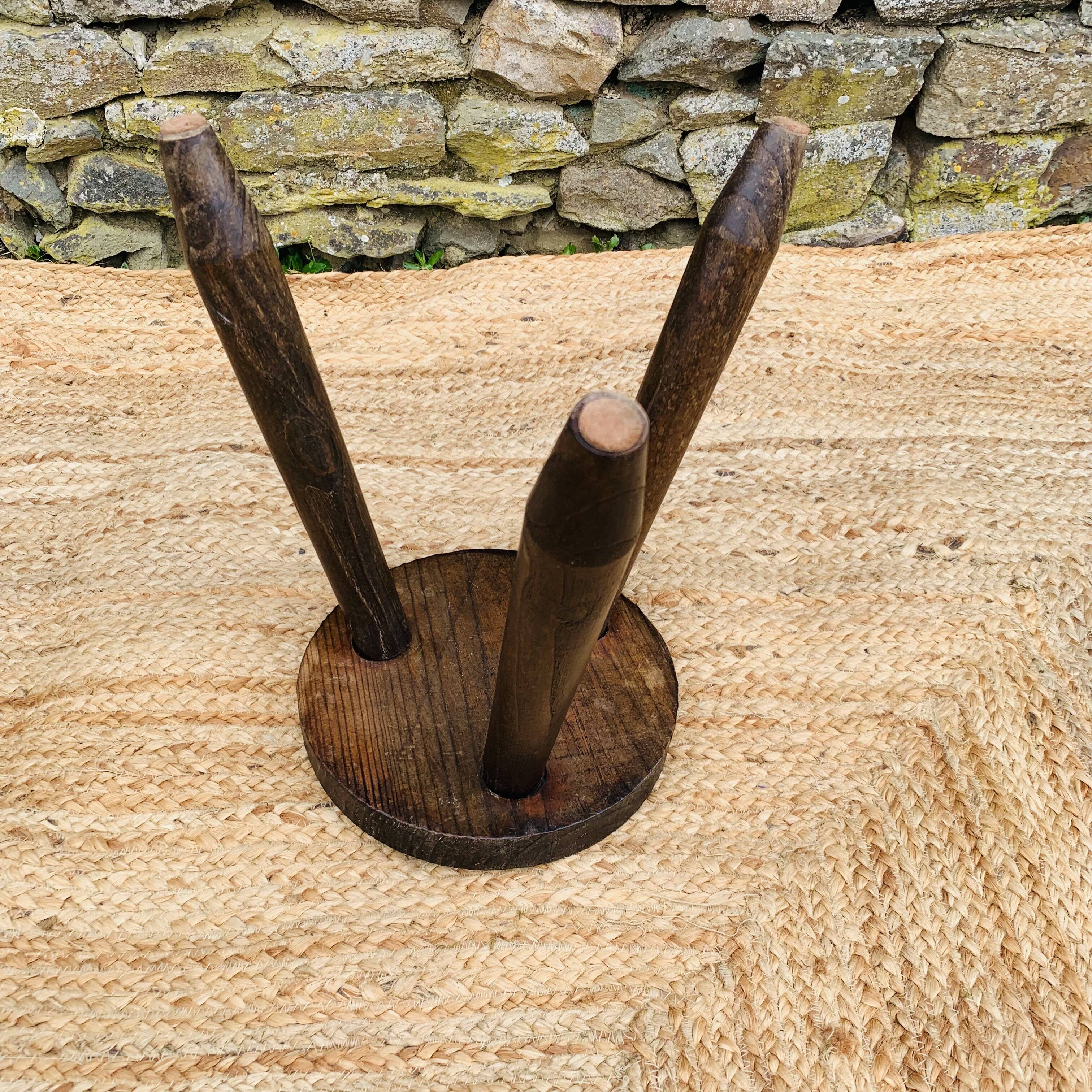 Suite de 3 tabourets tripode dépareillés