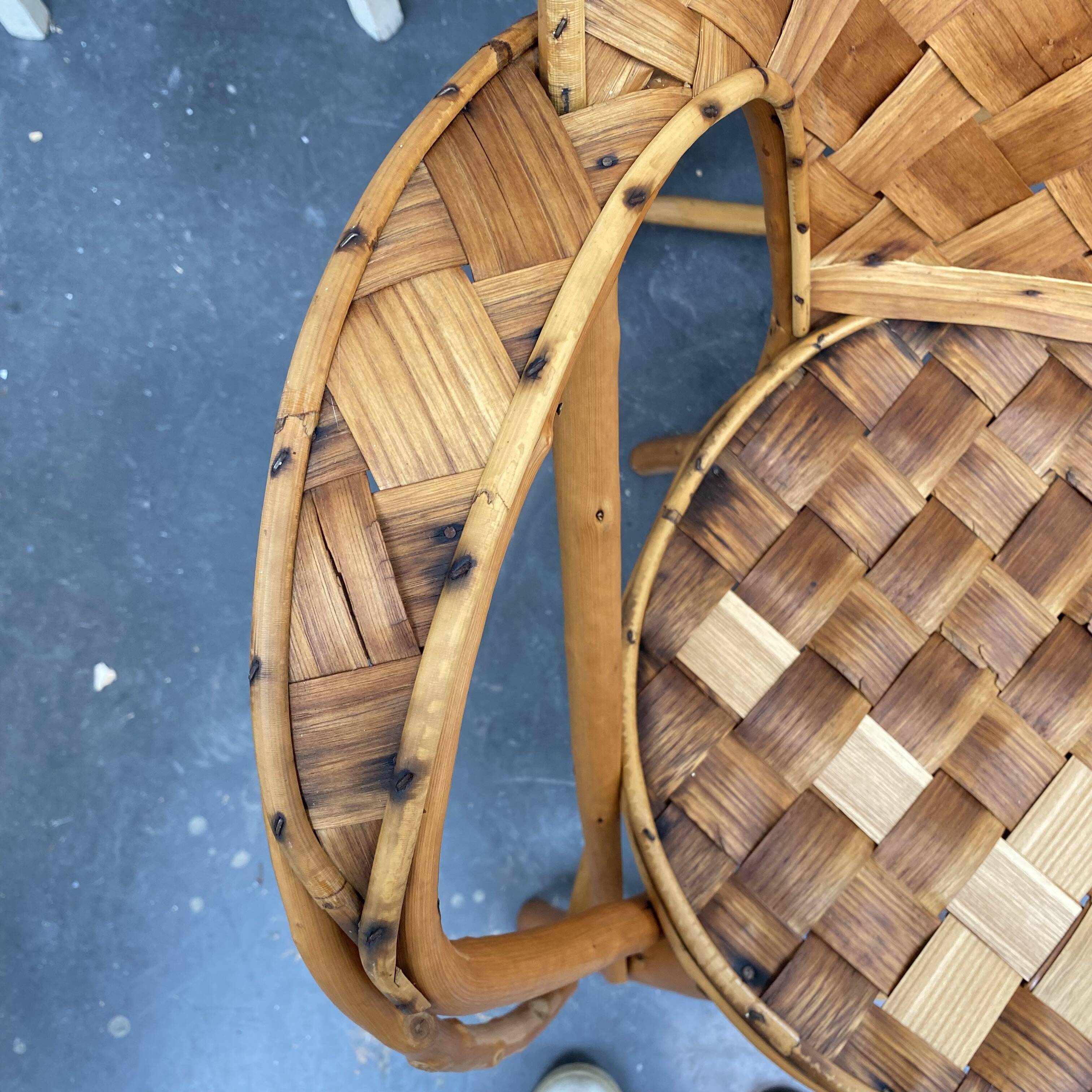 Ensemble composé d’une table et trois fauteuils en lamelles de châtaignier années 50/60