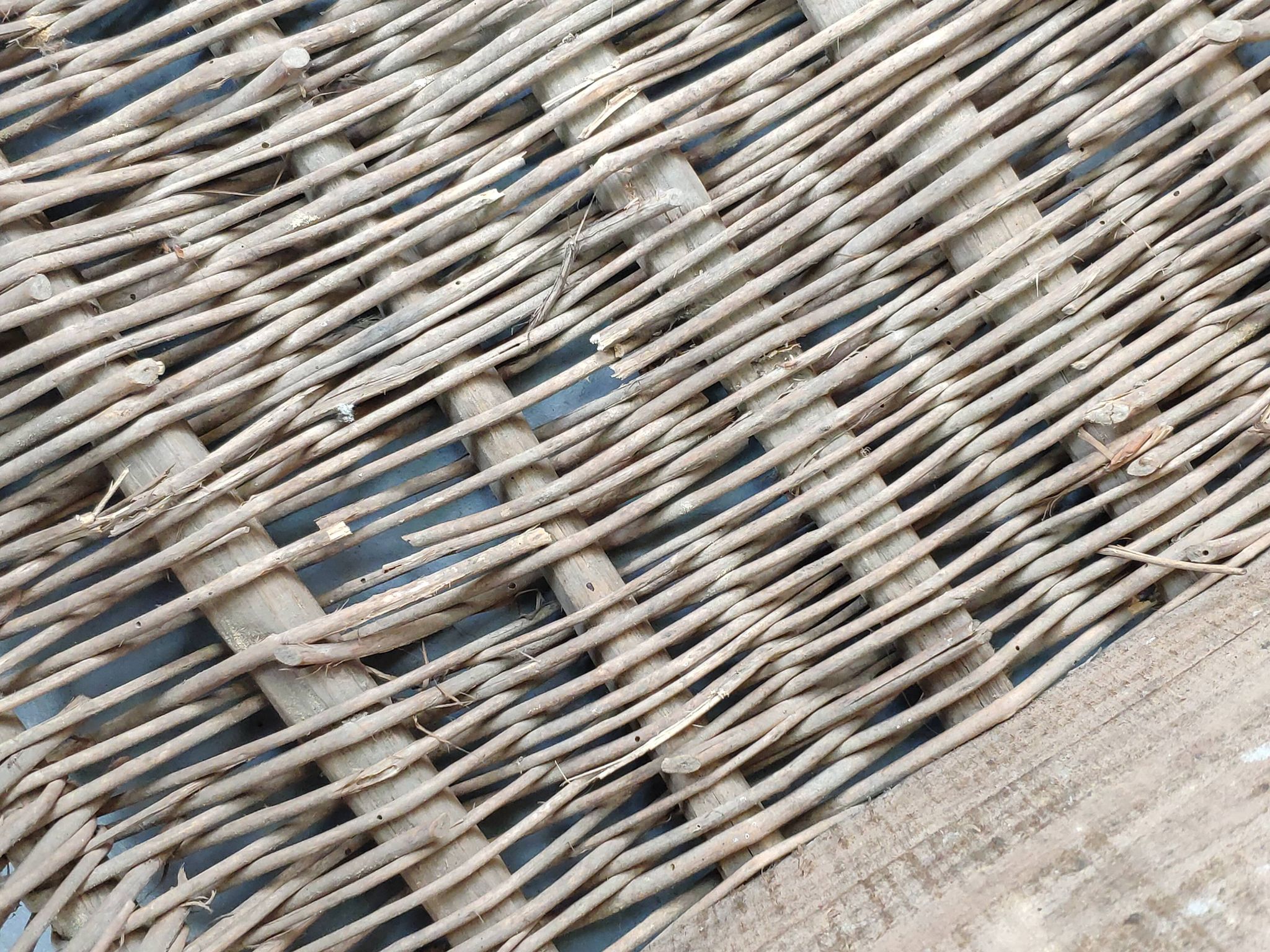Lot de 2 anciens grands paniers à bûches bois et osier