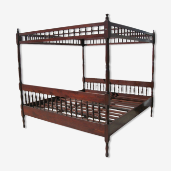 Canopy bed