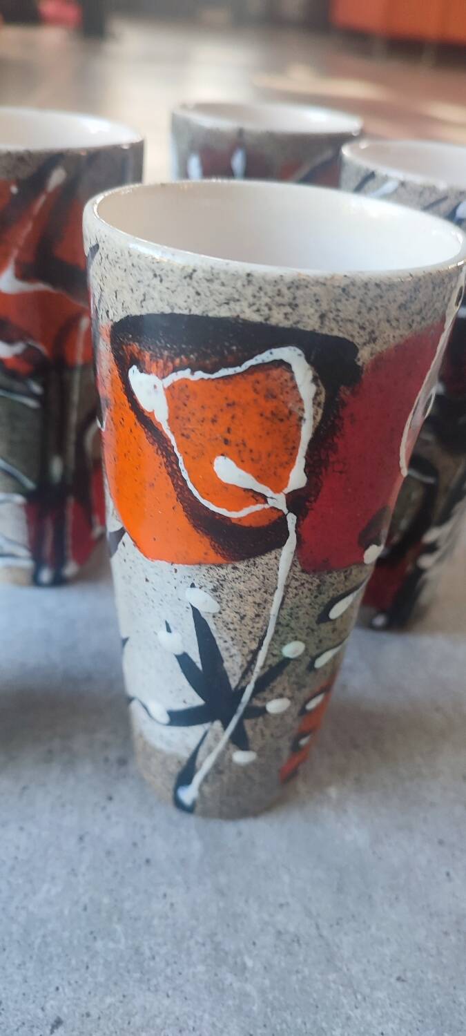 X5 enamelled ceramic mugs with abstract 60s decor