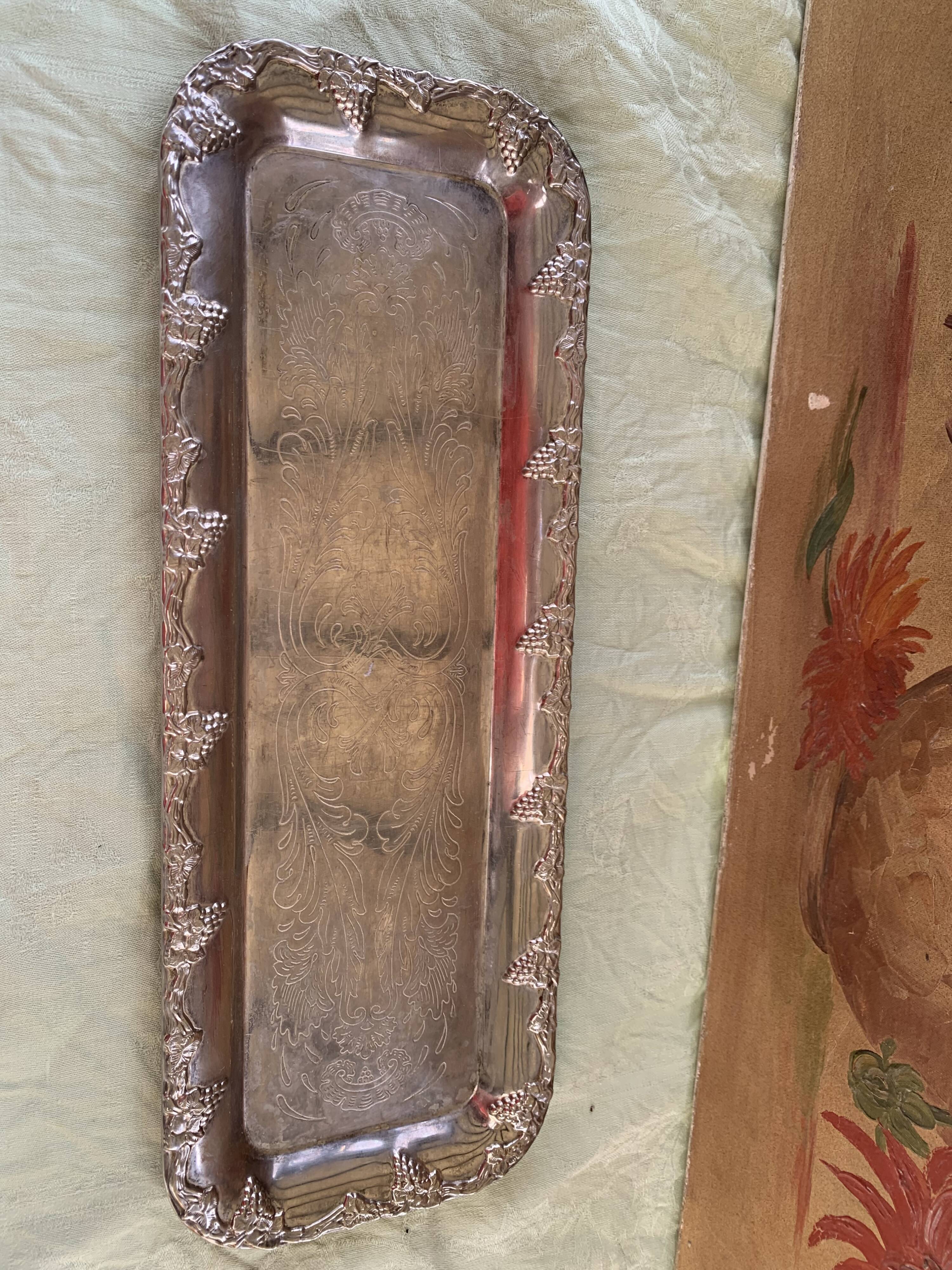 Rectangular metal top in chiseled silver color and vintage grape pattern