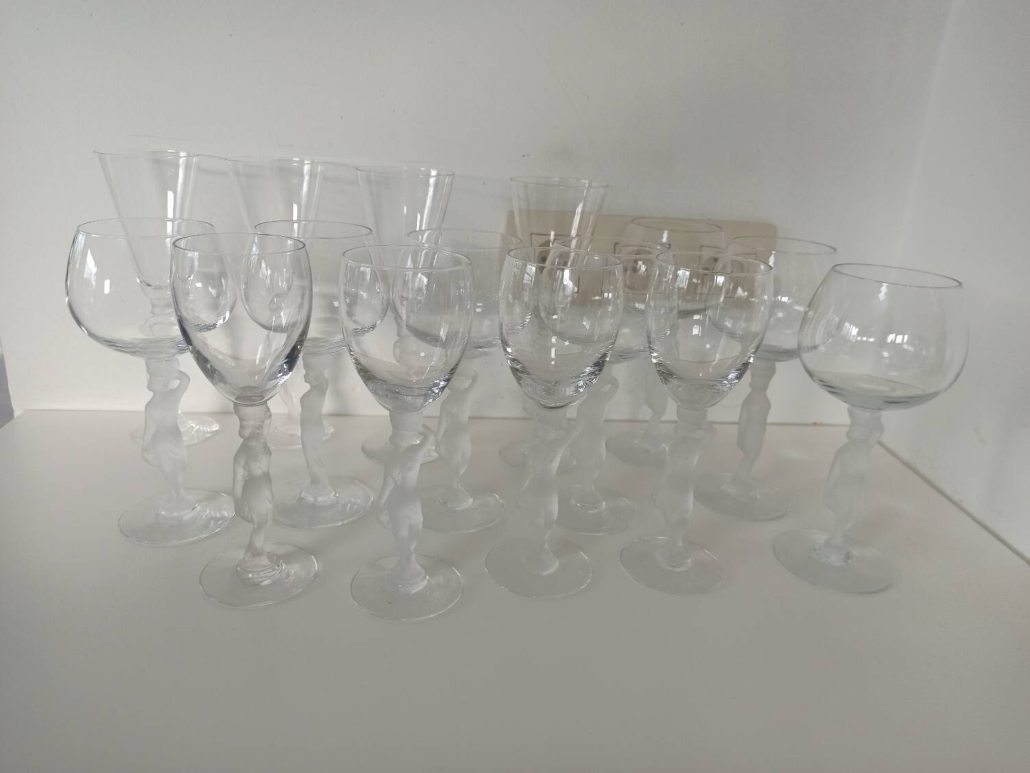15 art deco glasses in French crystal with caryatid base