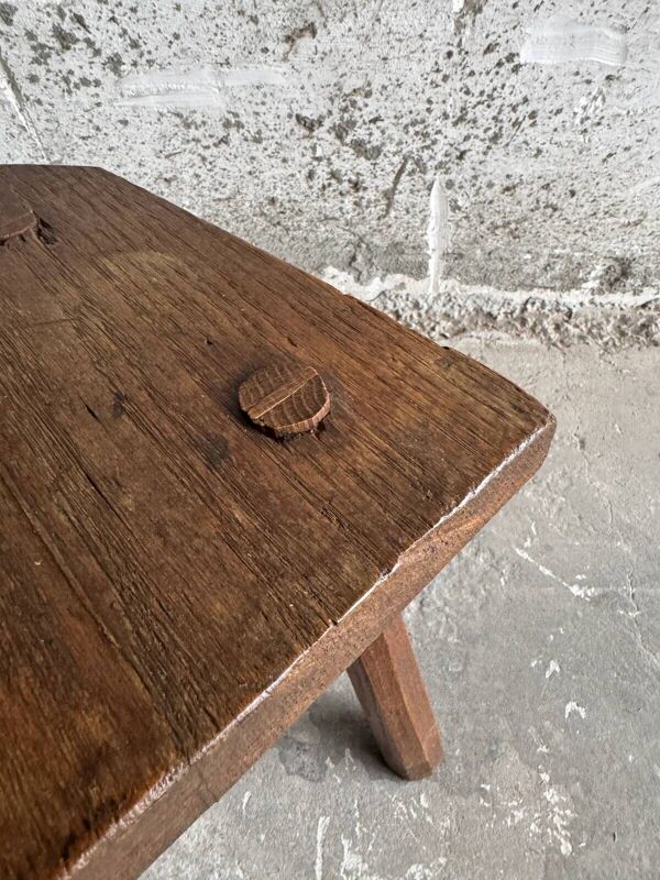 Tabouret brutaliste en chêne massif brun foncé avec dossier sculptural, fabrication artisanale, style rustique primitif du milieu du siècle.