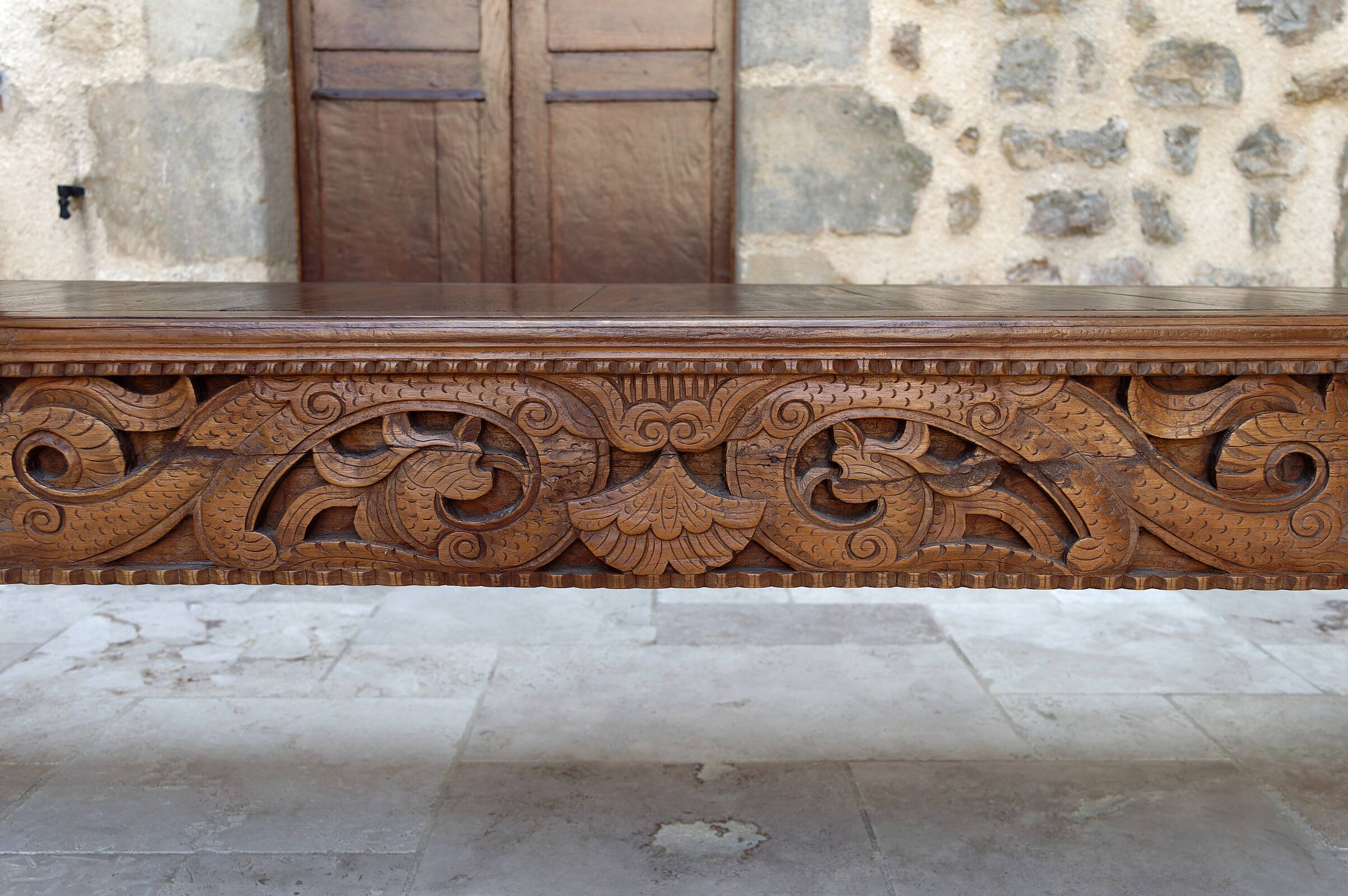 Important Indonesian bench in carved wood, Early 20th century