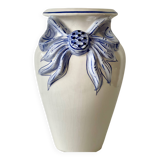 Vase en faïence blanche, décor ruban bleu