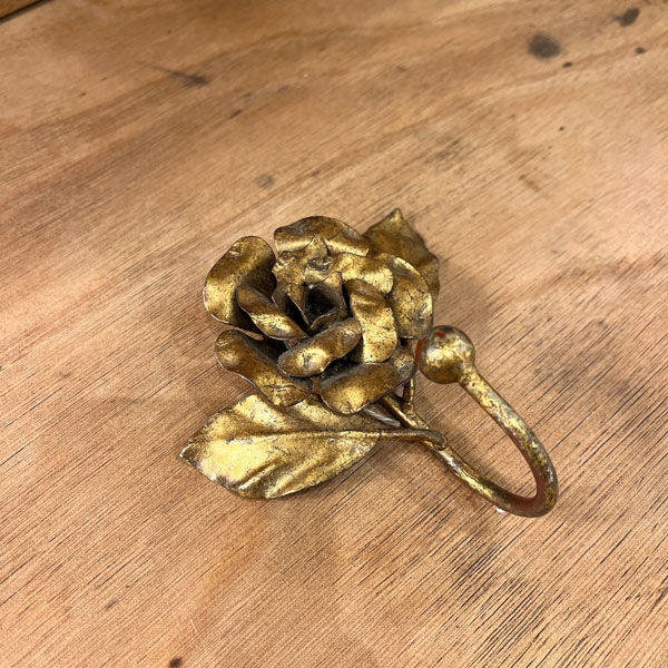 Pink-shaped hook in gilded metal