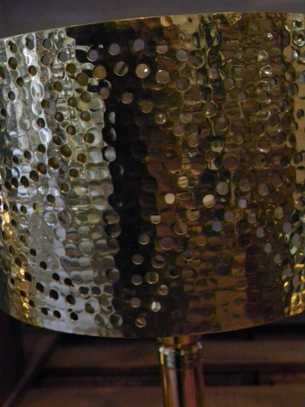 Lampe à poser ajourée en cuivre martelé lampe de table métale