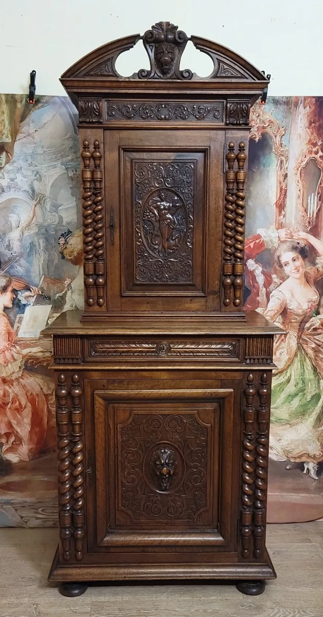 meuble ancien en noyer massif finement sculpté, de style Renaissance