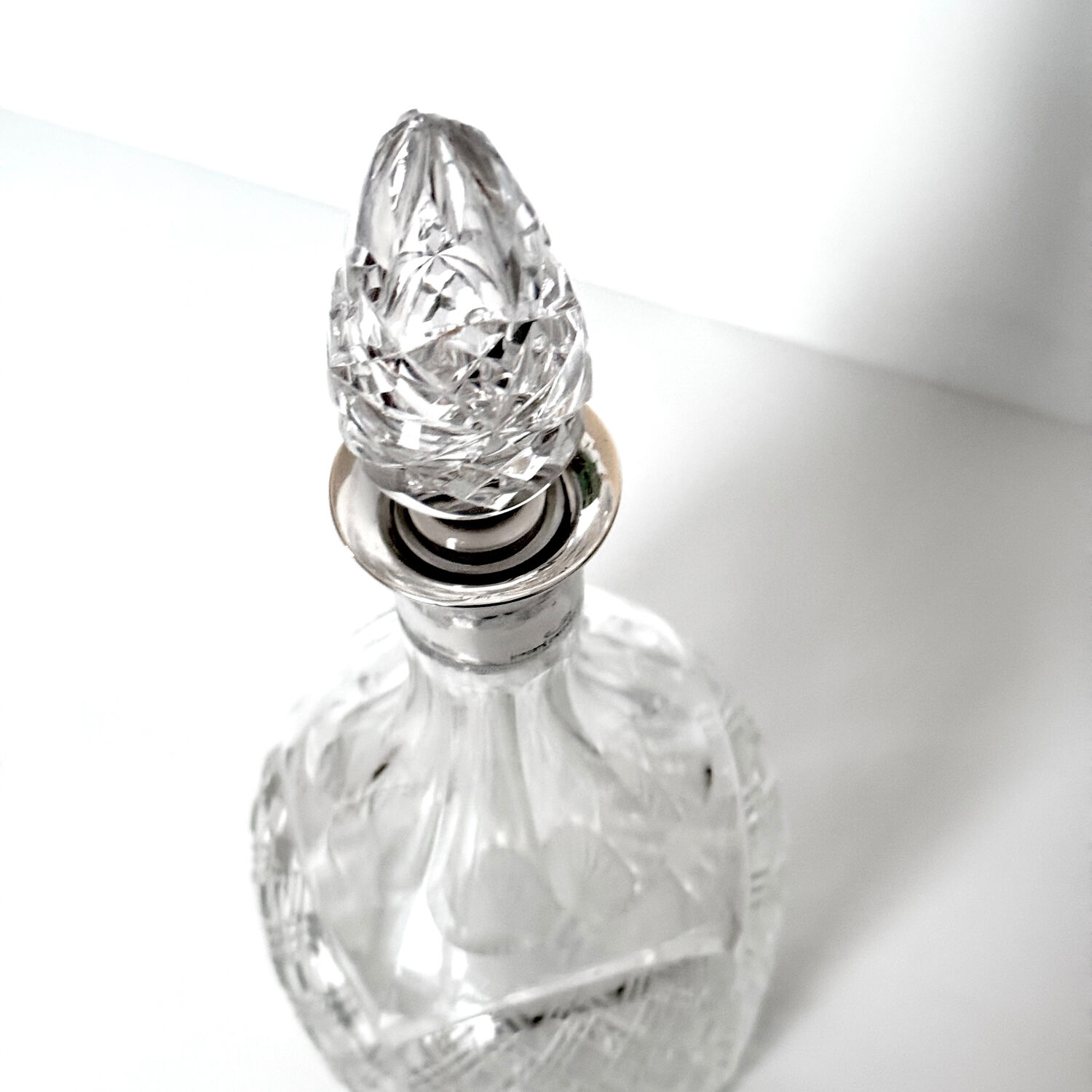 English carafe in crystal and silver