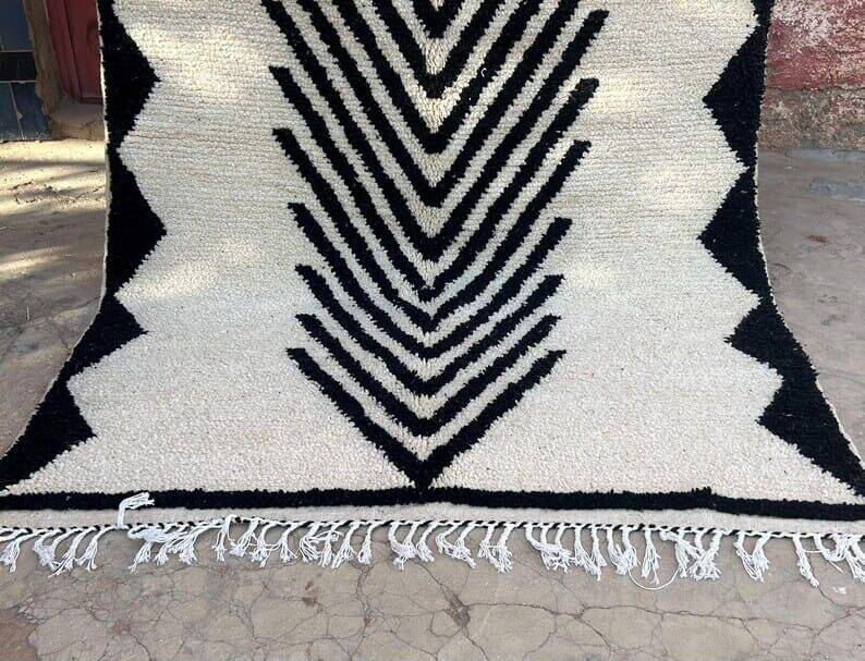 Handmade black and white Beni Ouraine rug, size 150 x 250 cm