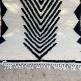 Handmade black and white Beni Ouraine rug, size 150 x 250 cm