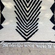 Handmade black and white Beni Ouraine rug, size 150 x 250 cm