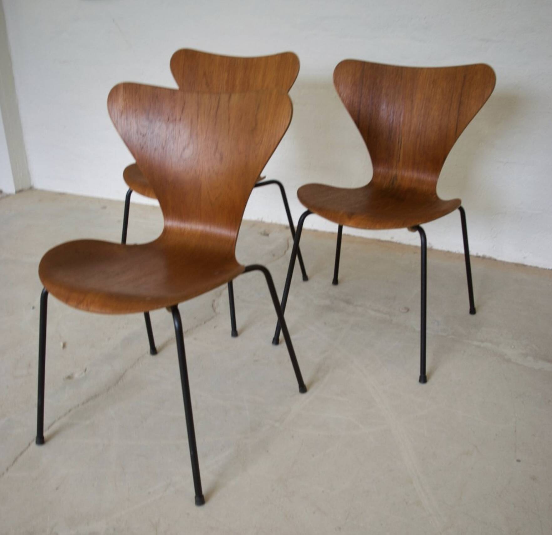 Model 3107 Dining Chairs In Teak By Arne Jacobsen For Fritz Hansen.