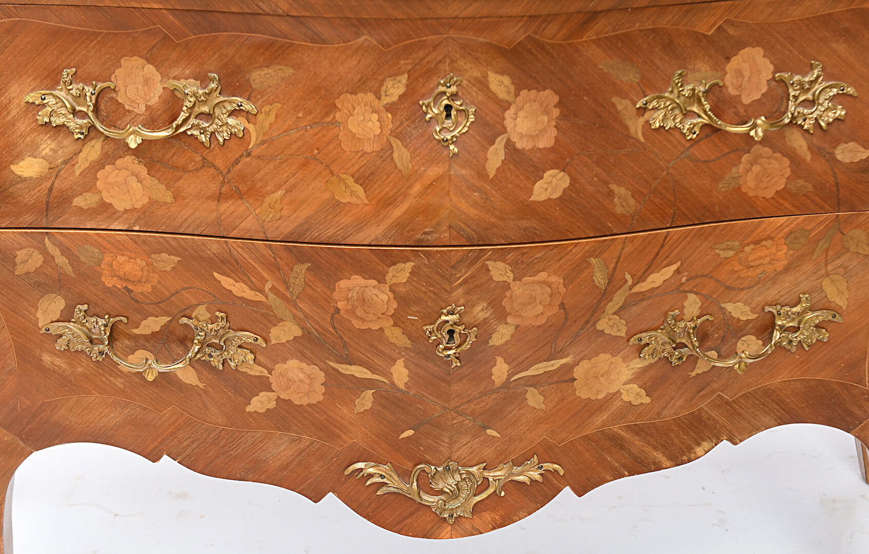 Commode de style Louis XV par Haentges Frères