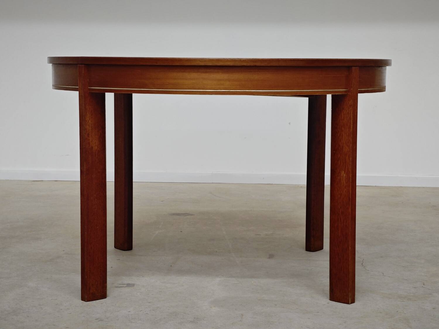 Extendable table with integrated Scandinavian style Self