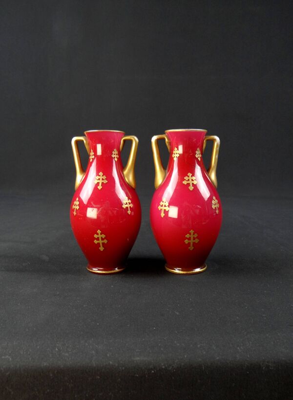 Paire de vases balustre en cristal de Baccarat à décor en croix de Lorraine