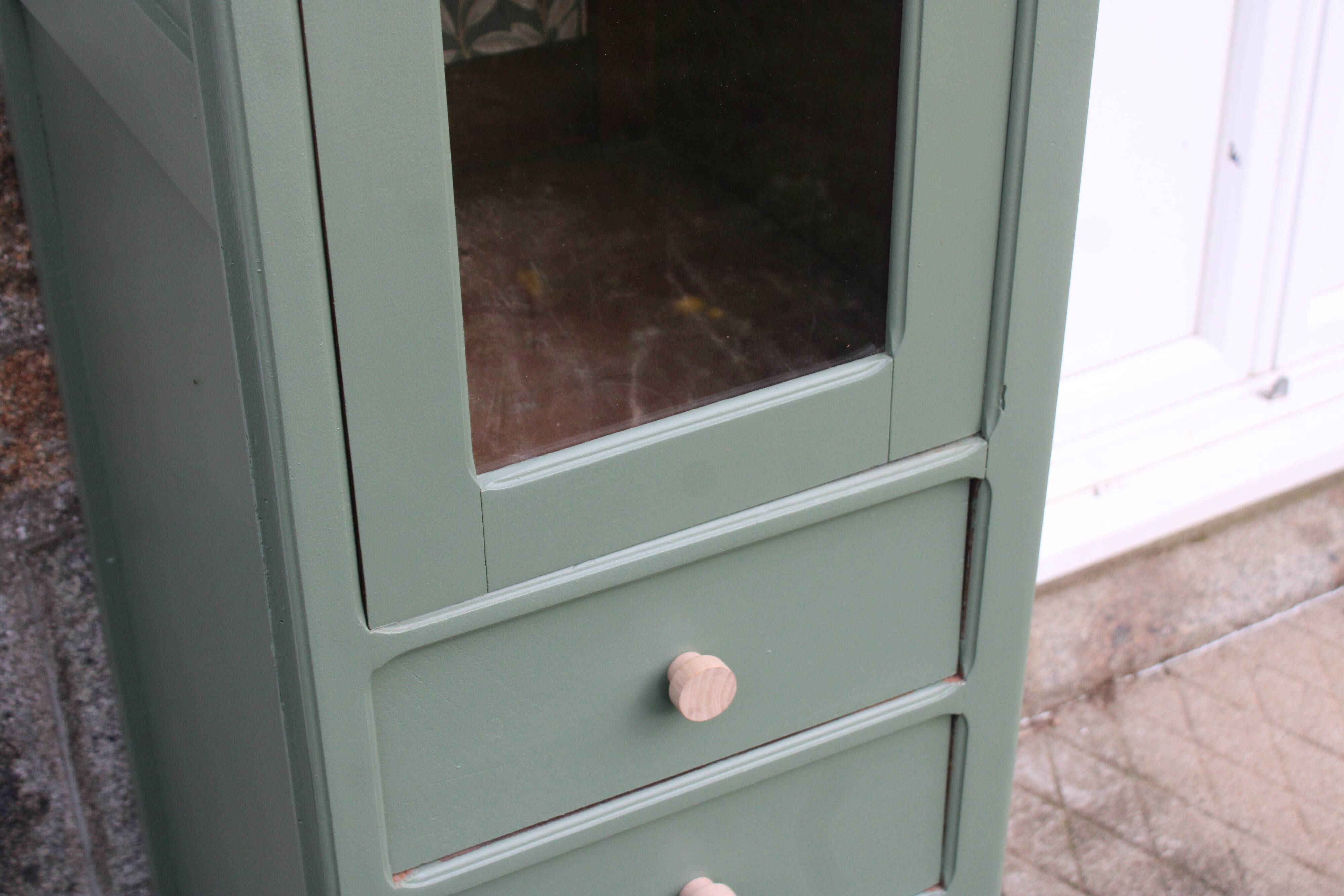 Vitrine haute vintage peinte en vert, rénovée