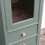 Vitrine haute vintage peinte en vert, rénovée