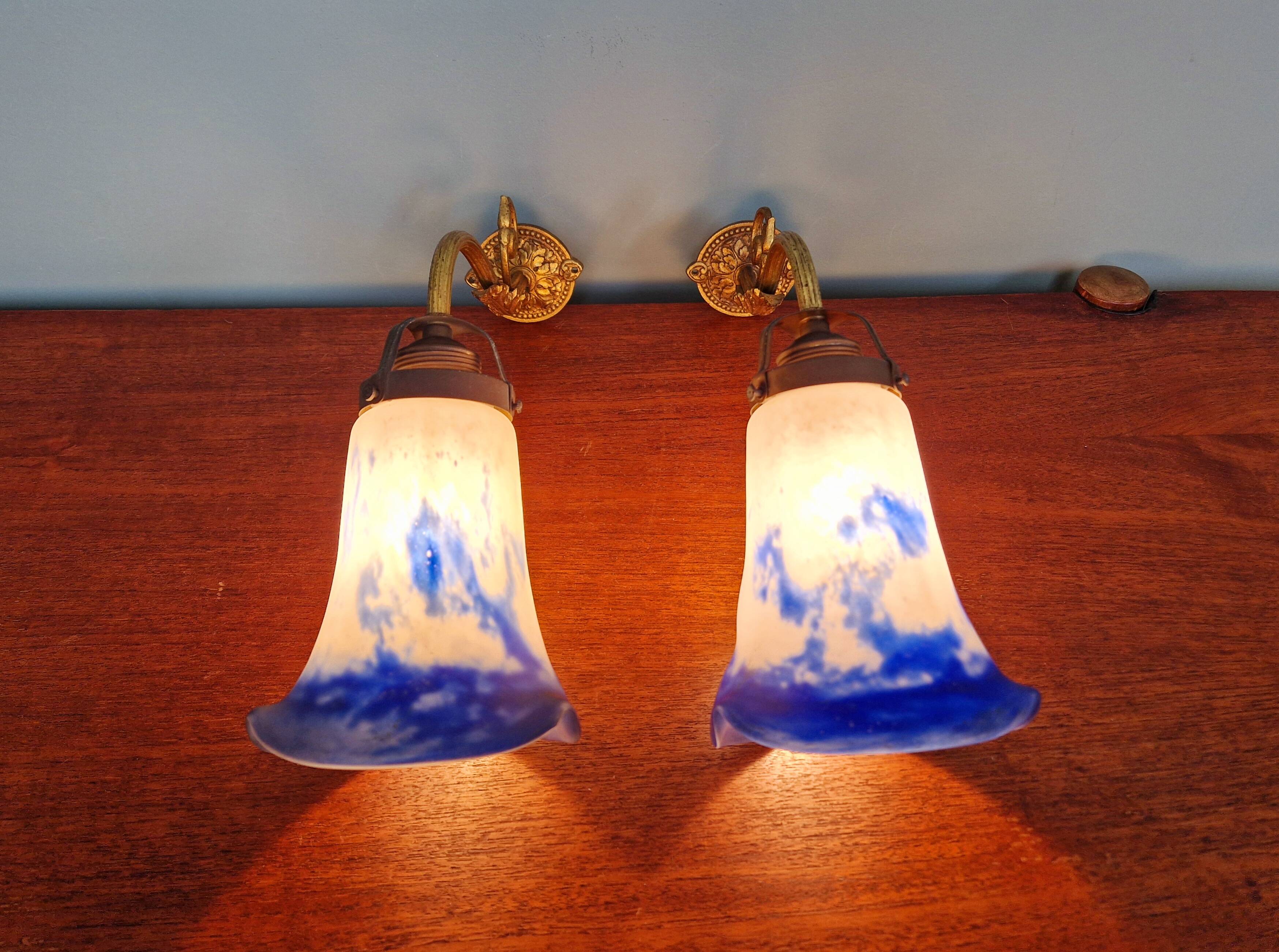 Pair of wall lights in bronze and marmoreal glass