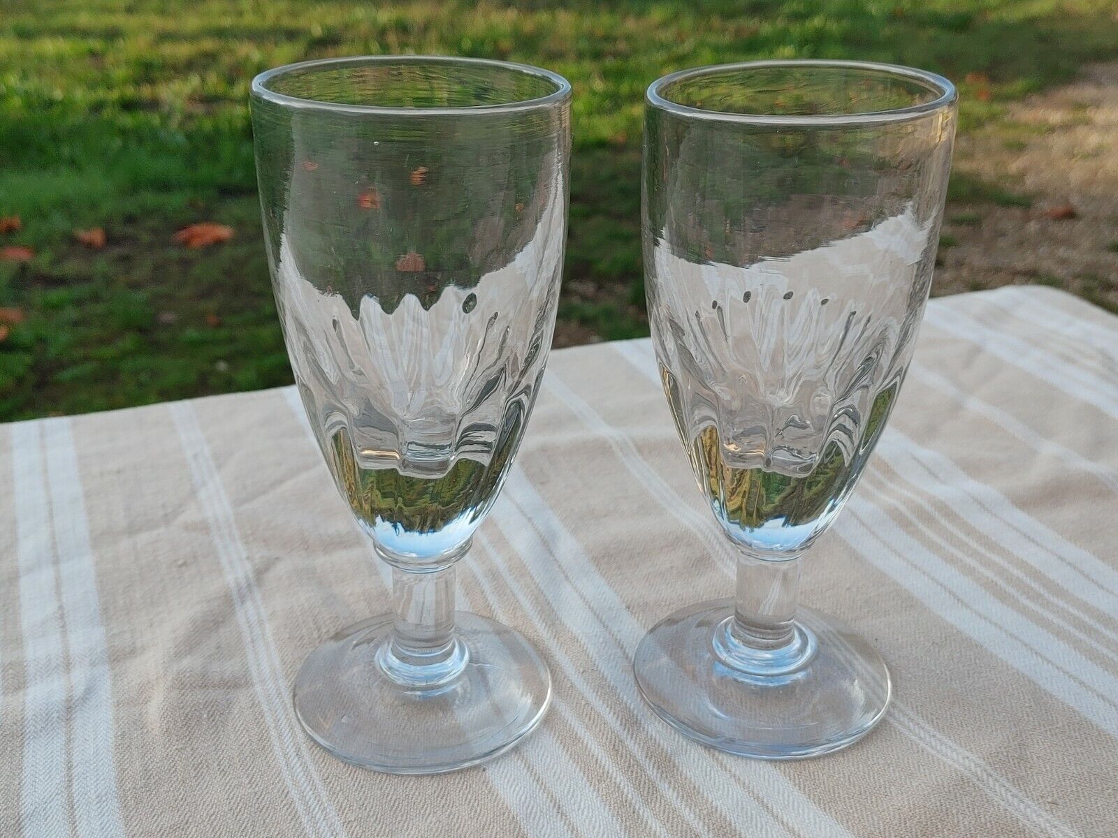 2 verres anciens à absinthe de bistrot, verre épais base torsadée XIXème