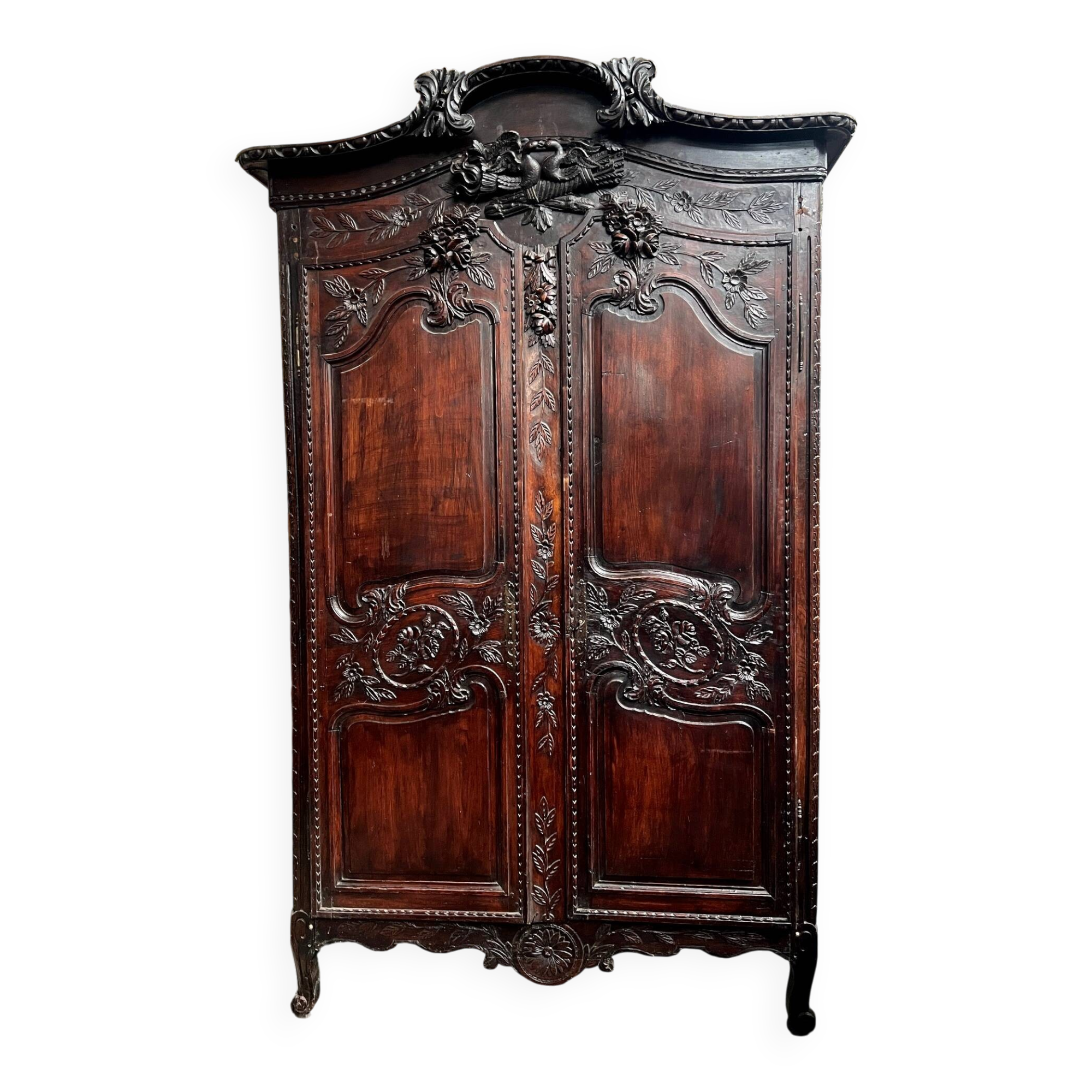 Armoire de mariage normande ancienne. Chêne sculpté.