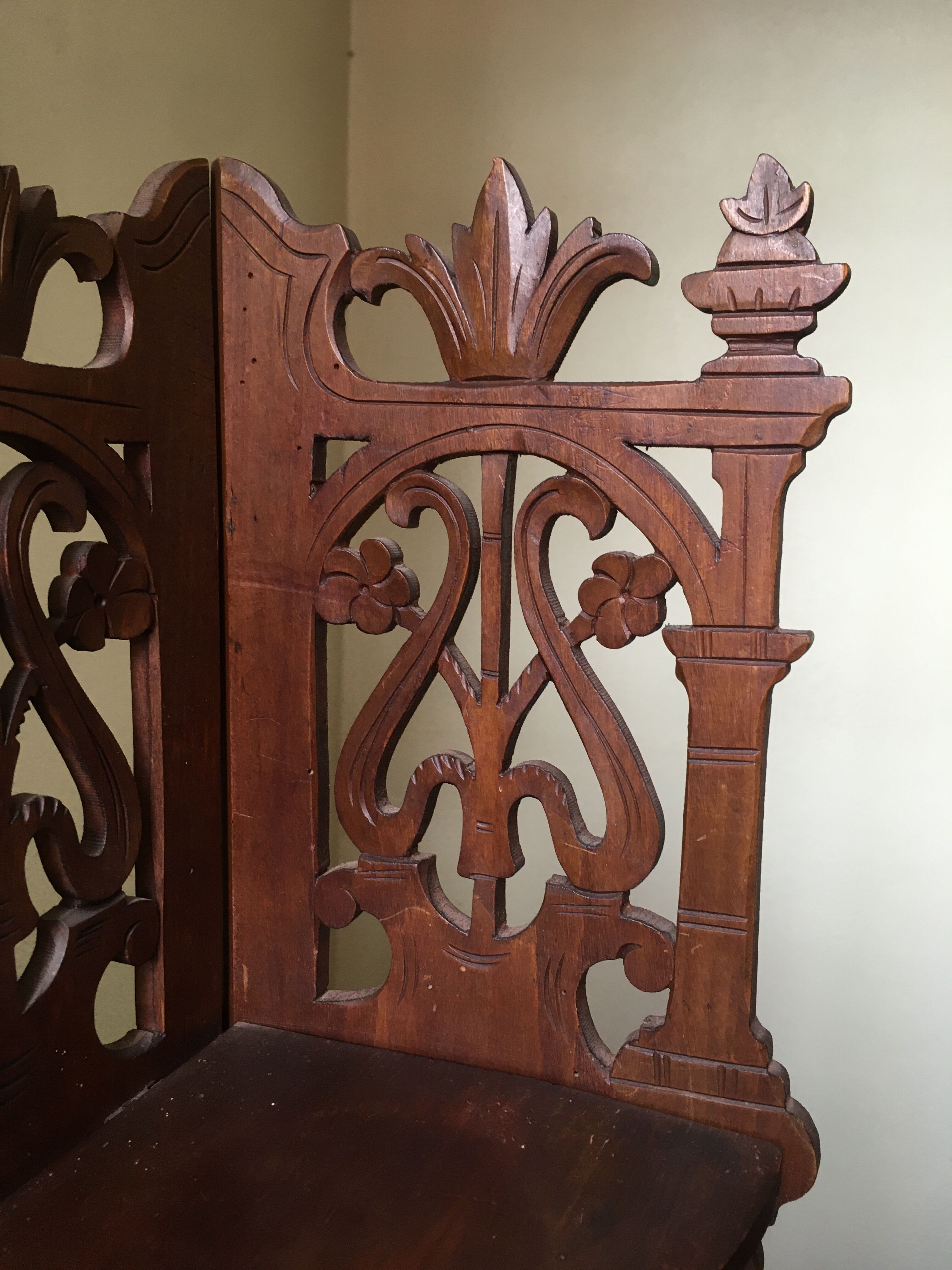 Small corner shelf in solid wood singable foldable art nouveau