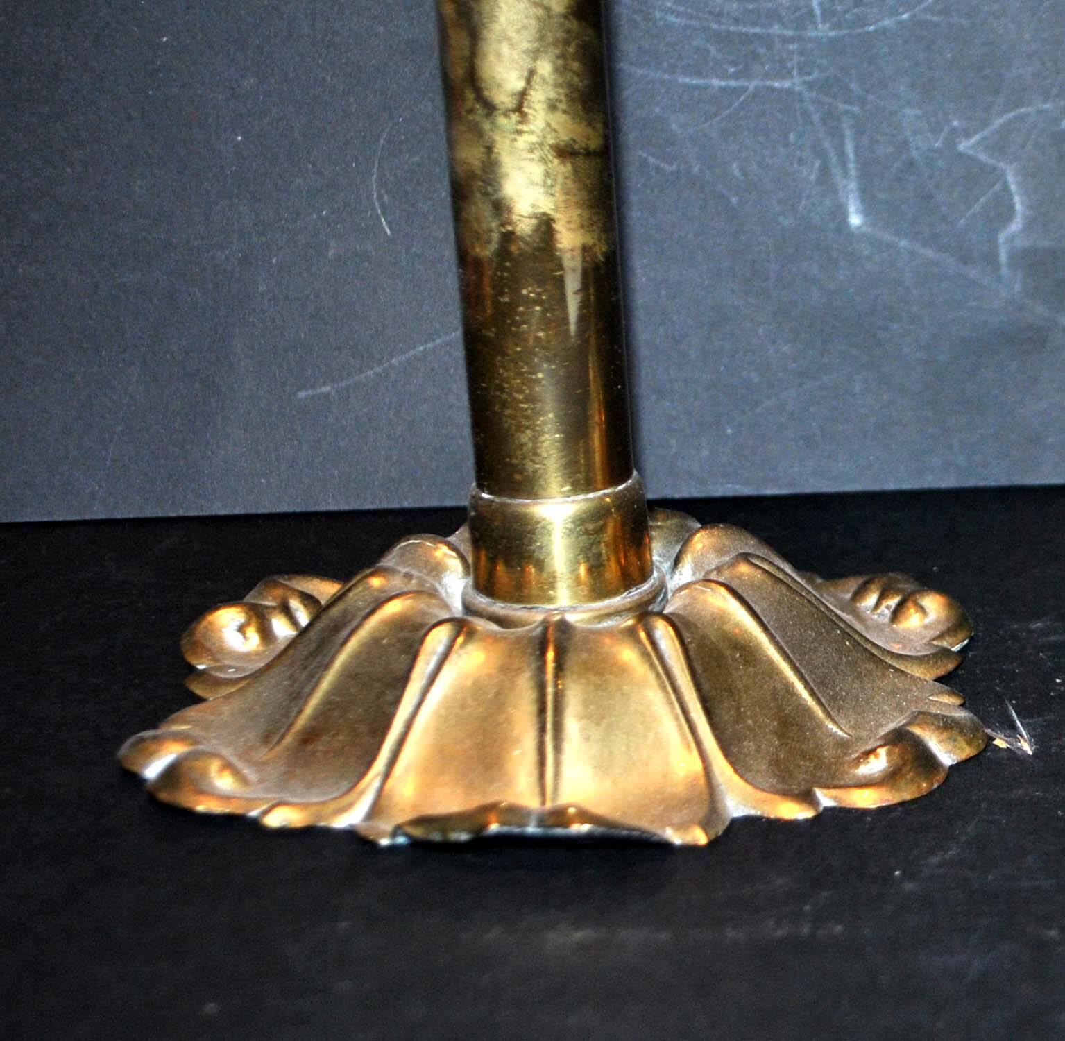 Lot de 2 Bougeoirs flambeaux anciens en laiton doré décor classique