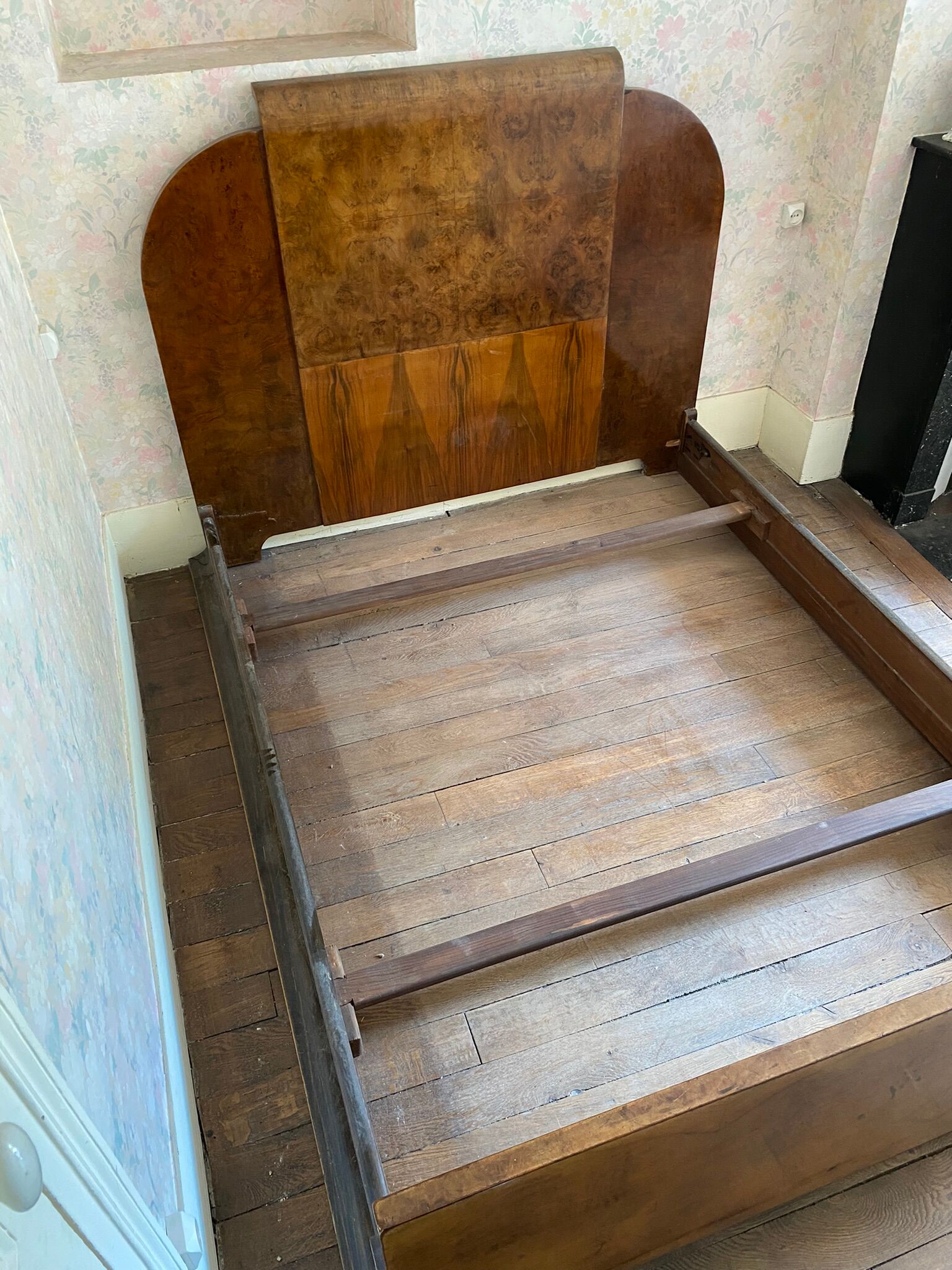 Art deco bed dating from the 30s in Ronce de Noyer