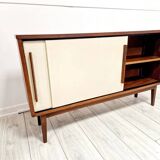 Buffet suédois en teck du milieu du siècle avec portes synthétiques blanches
