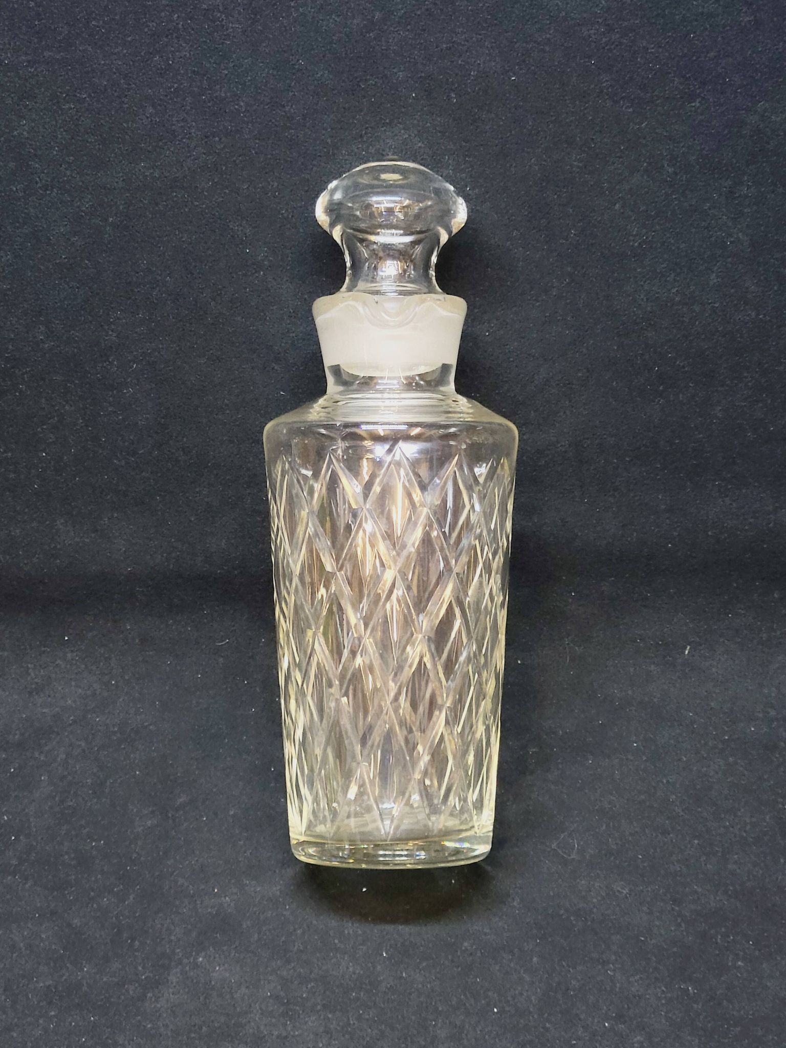 Carafe vintage en verre taillé