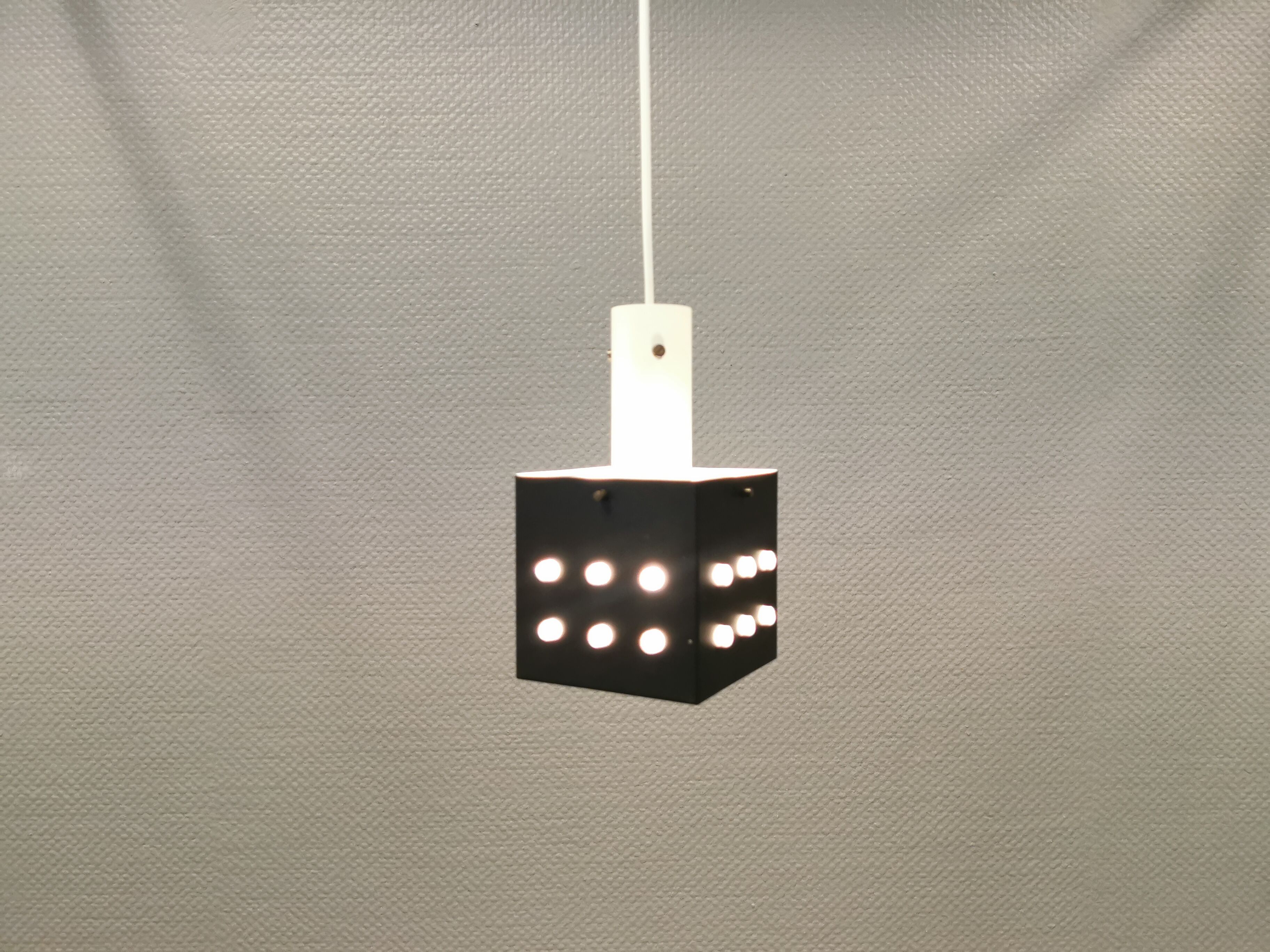 Lampe suspendue carrée de l’ère spatiale en métal laqué blanc et noir.