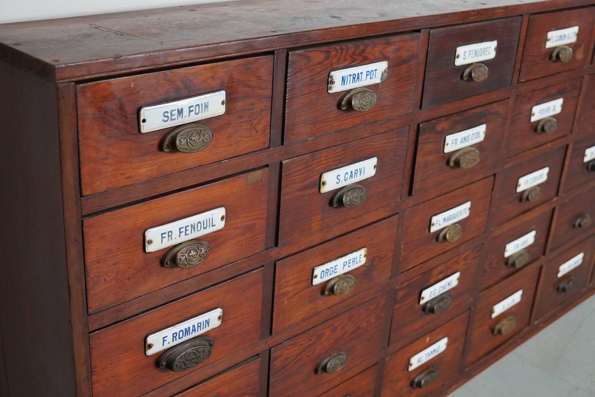 Grand Cabinet d'Apothicaire Antique en Pitch Pine, Belgique, avec Boucliers en Émail, 1900s