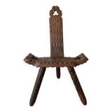 Chaise tripode espagnole vintage en bois sculpté