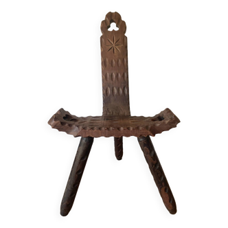 Chaise tripode espagnole vintage en bois sculpté