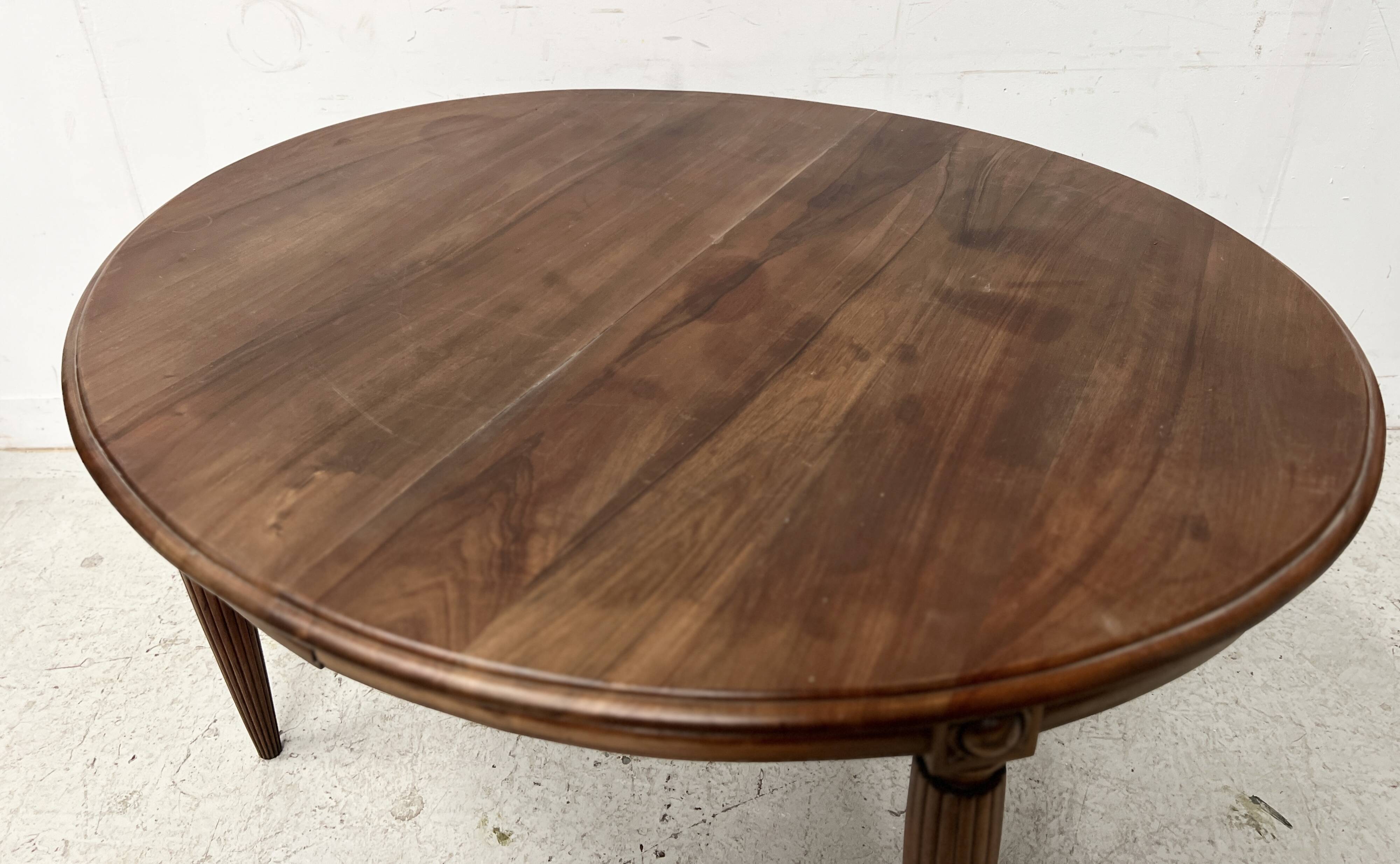 Art Deco table in solid walnut, 20th century.