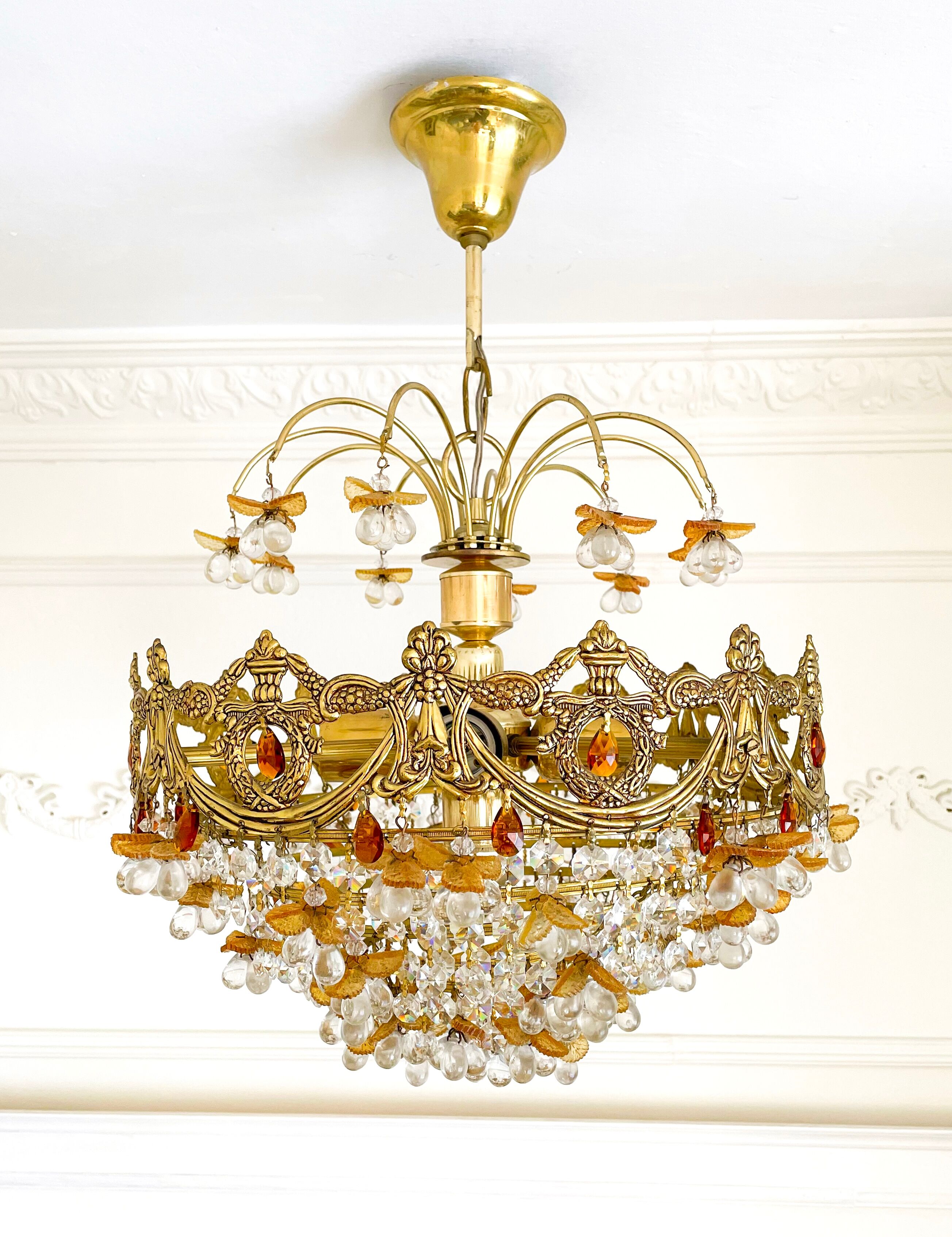 Exceptional vintage chandelier in Murano style crystal, orange, brass.