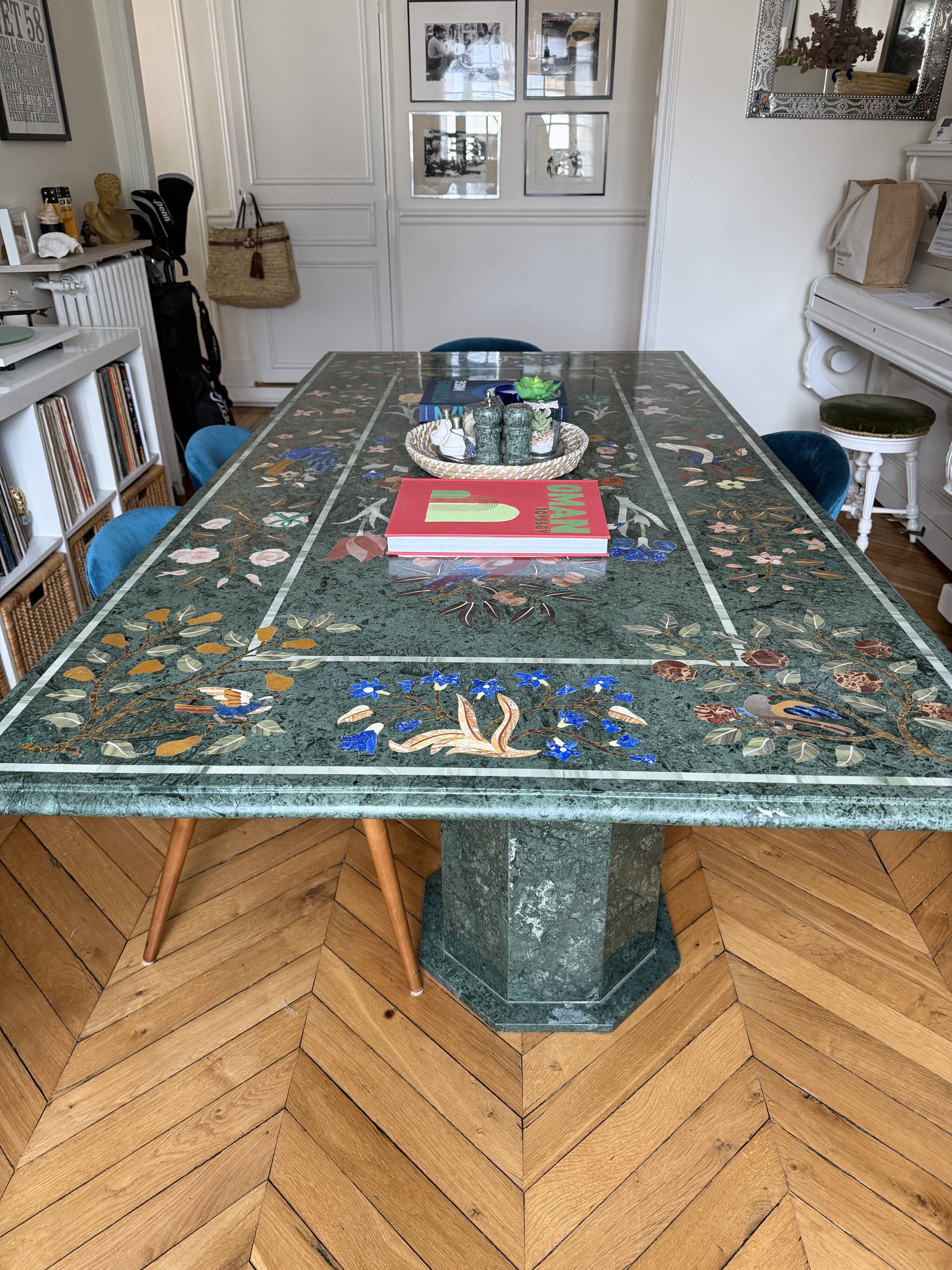 Table d’exception en marbre vert incrusté de pierres – Pietra Dura d’Agra
